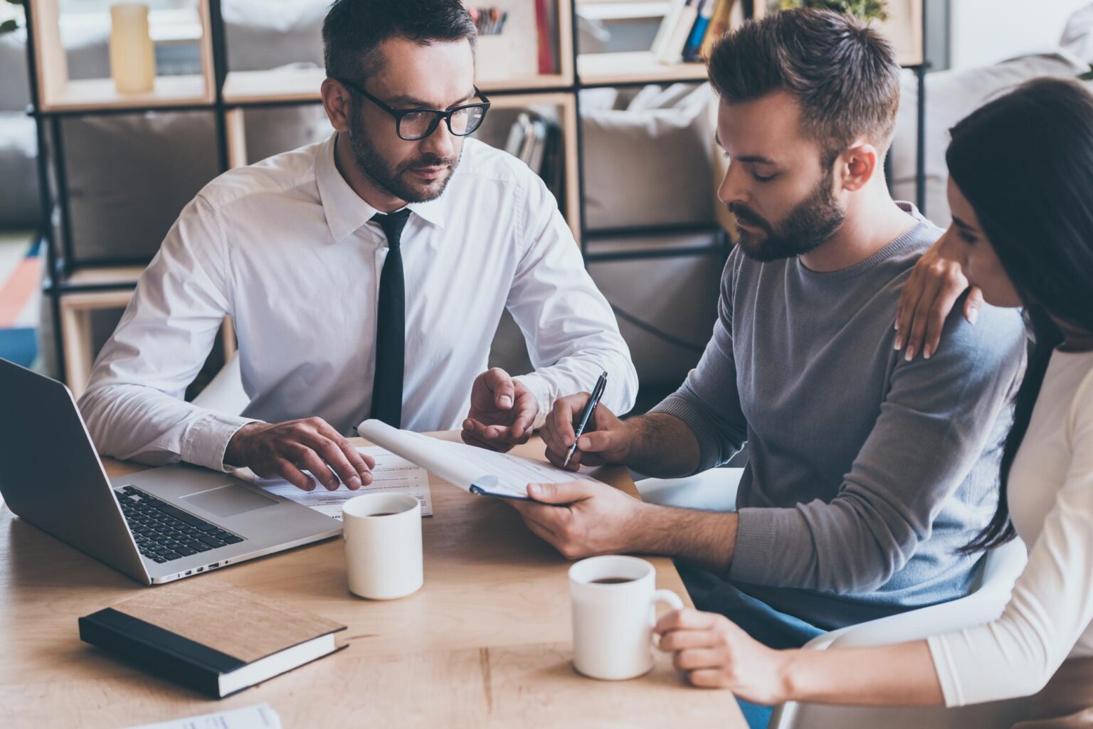 Un particulier et un professionnel signent un contrat dans une agence de sous-location professionnelle